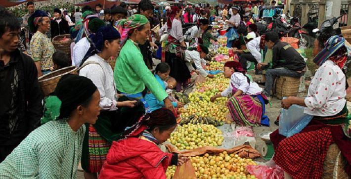 Tham gia phiên chợ lùi Phó Bảng trên thung lũng Sủng Là