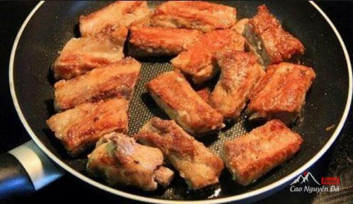 Sườn xào chua ngọt với cách làm đơn giản nhanh chóng tại nhà