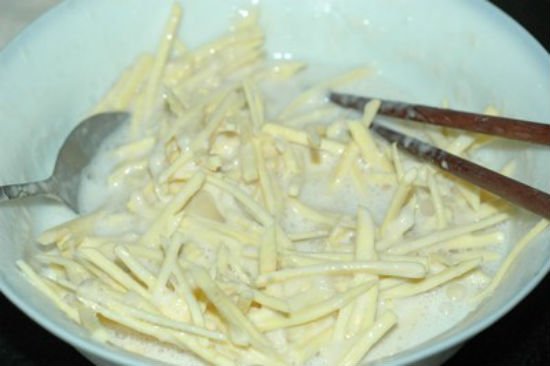 Đặt chảo sâu lòng lên bếp đổ dầu ăn vào đun nóng già, múc khoai và bột chiên đều tay cho vào chiên vàng đều hai mặt.  -Đun nhỏ lửa để bánh chín đều không bị cháy, bánh chín vớt giá cao cho ráo dầu hoặc sử dụng giấy thấm giầy để hút bớt dầu trong bánh.