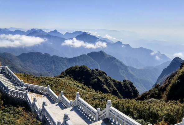 Những bậc thang xây dựng từ dưới lên cao dẫn đến “thành phố” trên mây cực đẹp