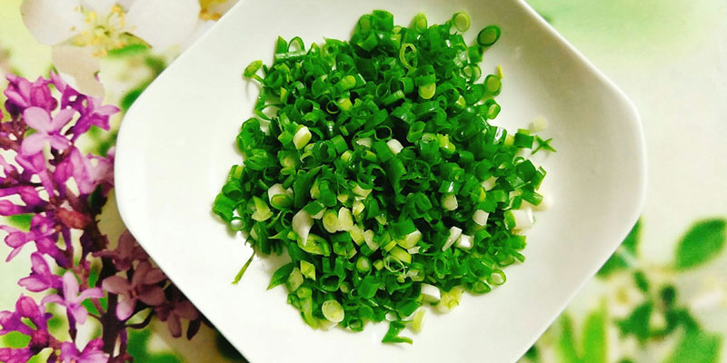 Thái hành lá sốt cà chua