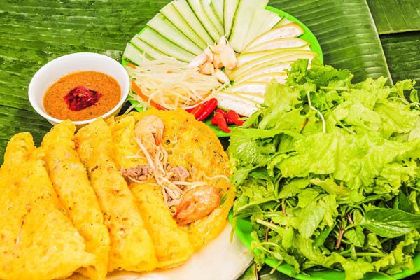 Bánh xèo miền Bắc có lớp vỏ giòn rụm, thơm nhẹ ăn kèm cùng nhân tôm thịt bùi béo và rau củ ngọt thanh, chấm với nước mắm chua ngọt, cay cay, siêu ngon miệng.