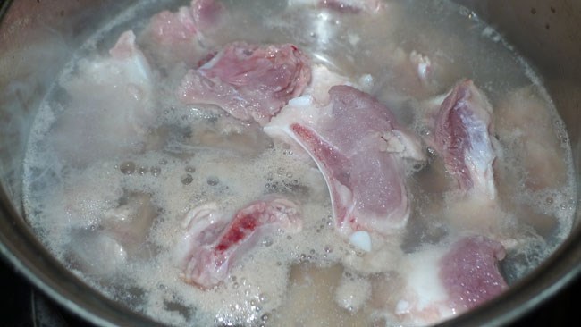 Canh sườn nấu sấu món ăn thanh mát bổ dưỡng cho những ngày hè