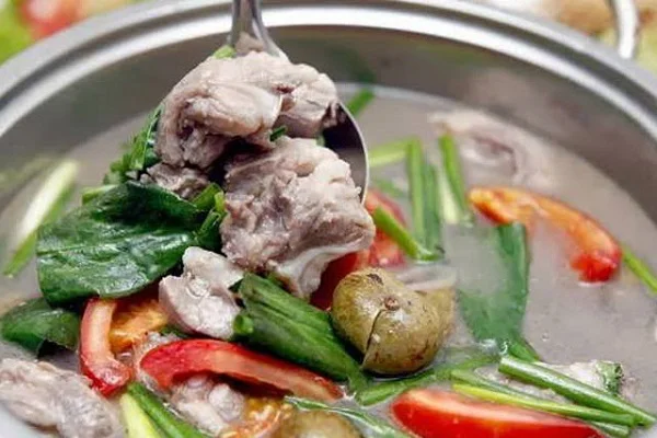 Canh sườn nấu sấu món ăn thanh mát bổ dưỡng cho những ngày hè