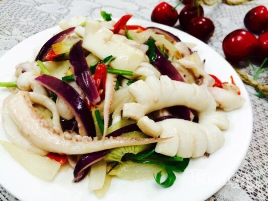Cách làm mực xào hành tây thơm ngon đúng điệu