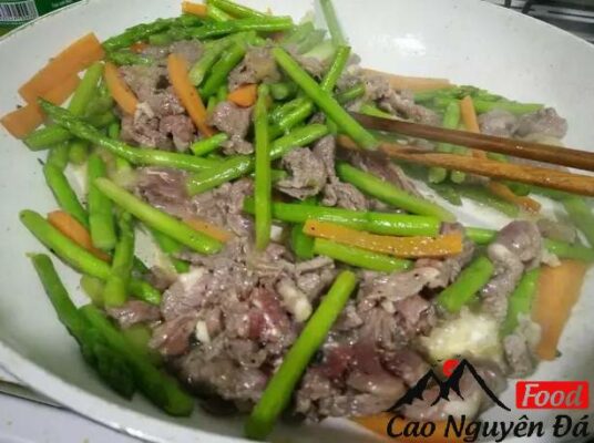 Cách làm thịt nai xào măng tây mác khén thơm ngon. tác dụng của măng tây