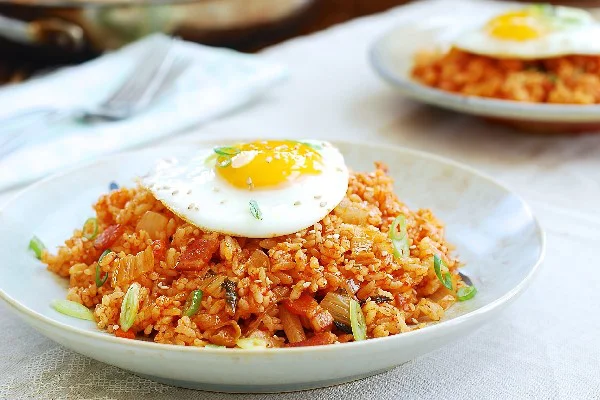 Cách Làm Cơm Rang Kim Chi chua cay giòn ngon